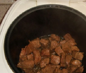 1. Этап. Тушеное мясо в мультиварке: 2. На дно чаши мультиварки налить немного растительного масла (его количество зависит от жирности самого мясо и ваших вкусовых пристрастий). Отправить в чашу нарезанное мясо и включить режим Жарка. Около 20-25 минут нужно обжаривать мясо, пока оно не обретет аппетитную золотистую корочку.