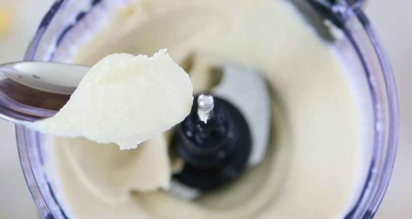 1. Этап. Морковный веганский торт: 6. В это время сделайте топпинг. Кешью переложите в блендер, слив воду. Добавьте кокосовое масло и молоко, лимонный сок, сироп и ванильный экстракт. Взбейте массу в течение 4-х минут.