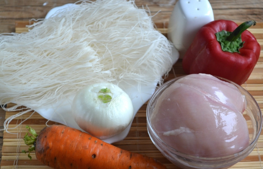 1. Этап. Рисовая лапша с курицей: Подготовьте все необходимые ингредиенты. Болгарский перец советую брать красного цвета, тогда блюдо заиграет яркими красками и станет еще более аппетитным.