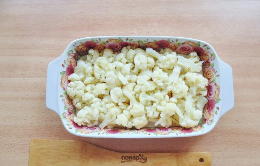 1. Этап. Цветная капуста с фетой: Отварную цветную капусту выложите в форму для запекания.
