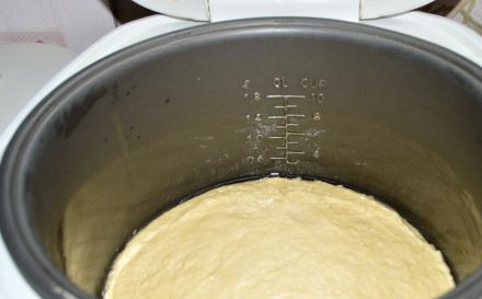 1. Этап. Манник на густой сметане в мультиварке: Замешенное тесто вылить в смазанную чашу мультиварки. Выпекать 1 час на режиме 