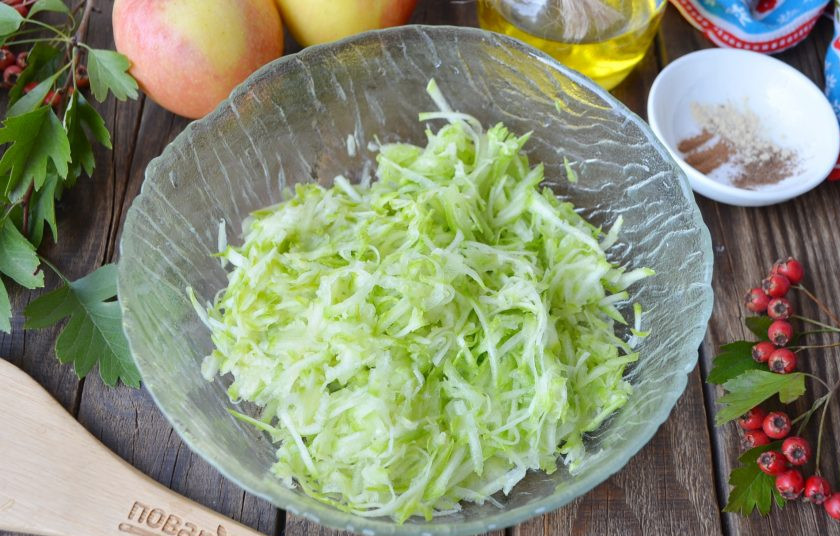 1. Этап. Пирог из кабачков и яблок: Кабачок натрите на крупной терке и отожмите сок. Отставьте пока.