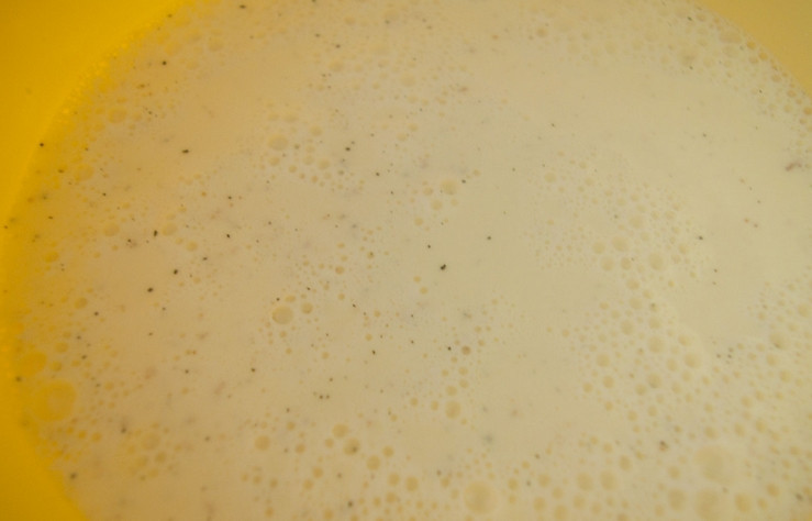 1. Этап. Панна котта: Процеживаем массу через сито.