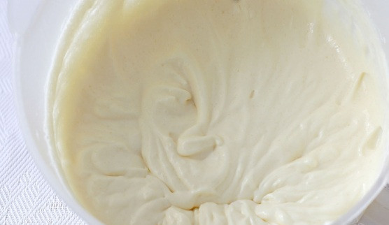 1. Этап. Торт сметанный классический рецепт: 8. Для крема необходимо взбить сметану с сахарной пудрой. Можно, конечно, использовать и сахар, однако он сложнее растворяется.