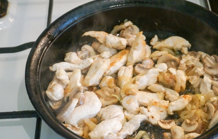 1. Этап. Быстрый мясной пирог: 4. Грибы вымойте, очистите и при желании измельчите. Отправьте на сковороду минут через 5 после филе. Продолжайте жарить на среднем огне, помешивая.