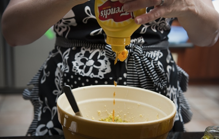 1. Этап. Яйца фаршированные желтком: Горчицы по вкусу.