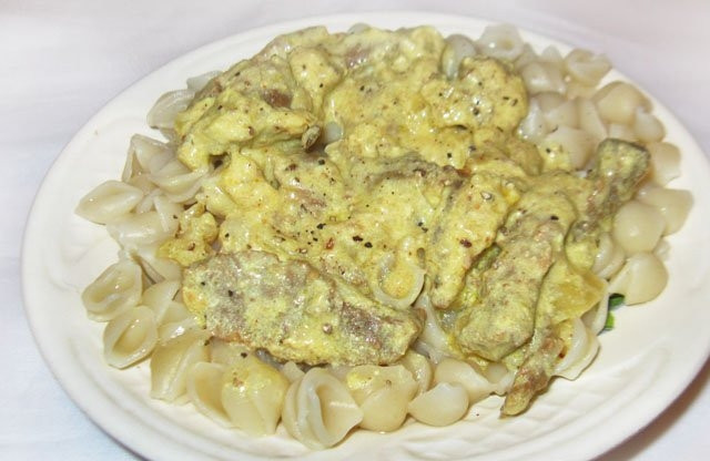 1. Этап. Говядина с макаронами: Пока готовится говядина, можете отварить макароны. Подавайте готовую говядину с макаронами горячей, по желанию посыпьте зеленью. Приятного аппетита!