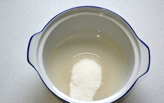 1. Этап. Сырцовые пряники: Приготовим сироп. Соедините сахар с водой и поставьте на огонь. Варите на медленном огне до загустения.