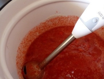 1. Этап. Клубничное варенье для детей: Спелые и примятые ягоды перебиваем блендером с 1 кг. сахара в однородное пюре.