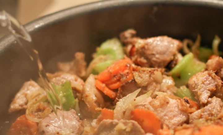 1. Этап. Спагетти со свининой: Влейте подогретый бульон. Добавьте лавровый лист, продолжайте готовить на среднем огне под крышкой 15-20 минут.