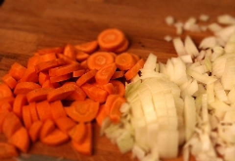 1. Этап. Фрикасе из кролика: 4. Тем временем нарезаем лук и морковь.