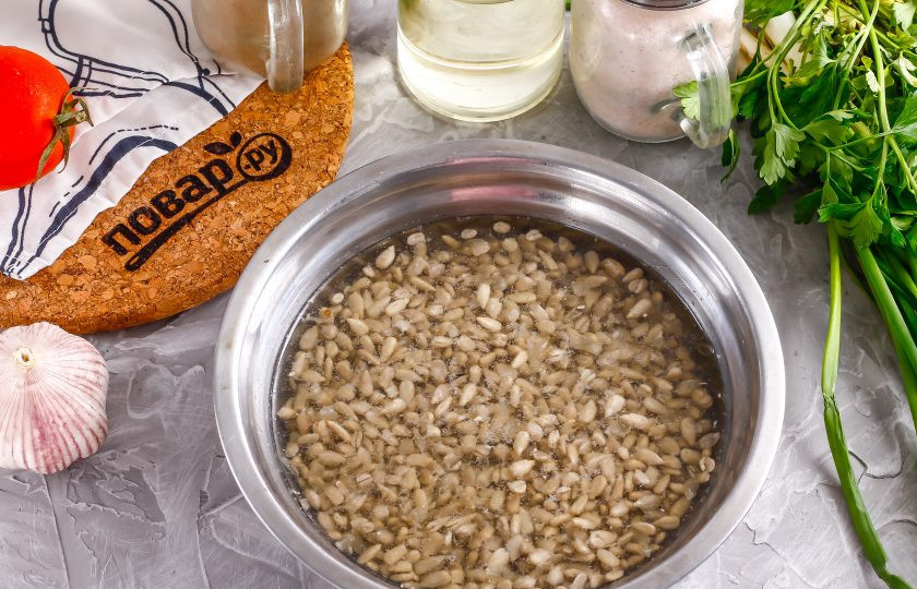 1. Этап. Майонез из подсолнечных семечек: Высыпьте их в глубокую емкость, промойте от скорлупок, воду слейте. Залейте еще раз и оставьте на 2 часа.