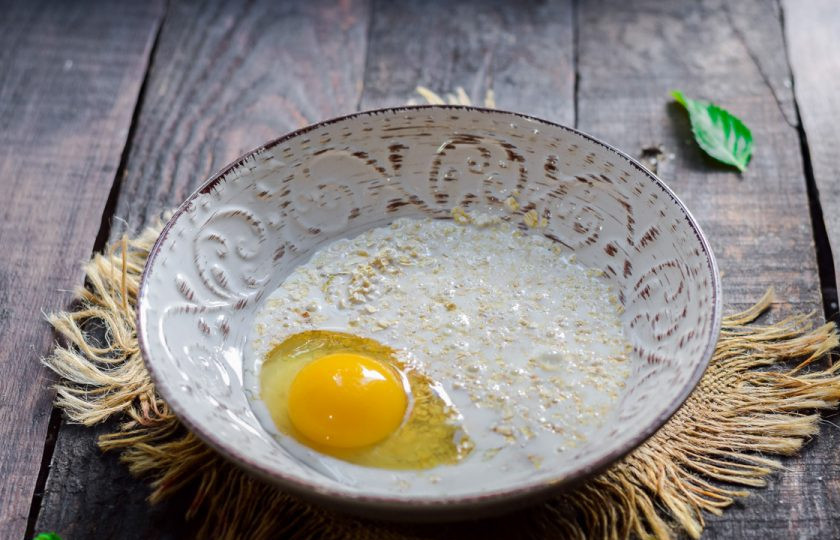 1. Этап. Овсяноблин с яблоком: Следом влейте в миску молоко и добавьте сахар по вкусу. Перемешайте все и оставьте на пару минут.