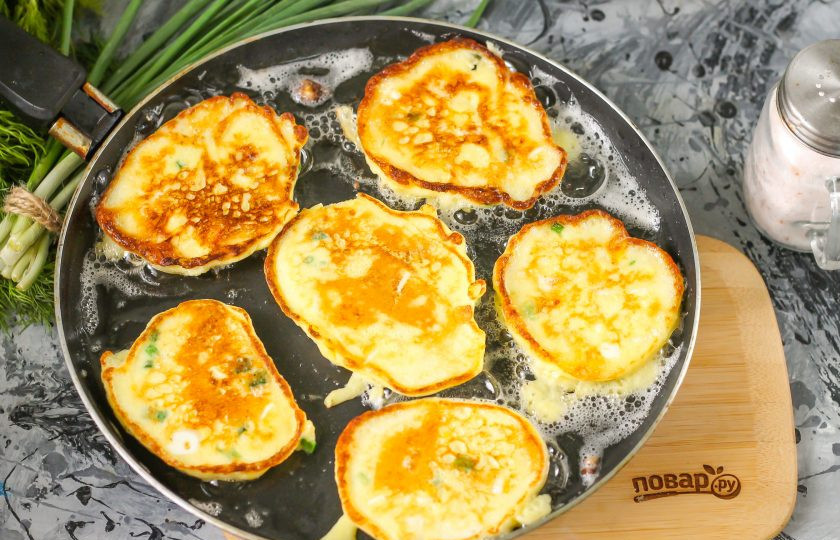 1. Этап. Ленивые оладьи: Влейте на сковороду растительное масло, прогрейте емкость на плите, включая умеренный нагрев. Выложите в масло столовой ложкой части теста и обжарьте по минуте с каждой стороны до румяности.