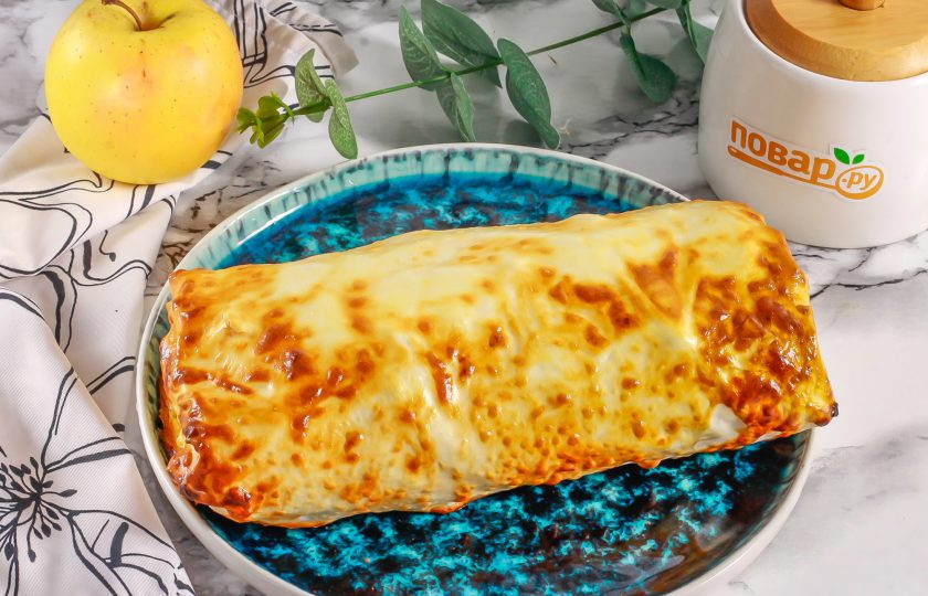 1. Этап. Рулет с яблоком и орехами: Поместите противень в духовку и запеките примерно 15 минут, следя за поверхностью выпечки, чтобы она не подгорела.