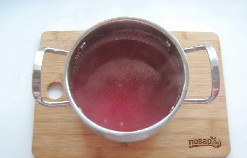 1. Этап. Взбитая манная каша: Варите манную кашу до загустения 5-7 минут, постоянно перемешивая. В конце добавьте ванильный сахар или ваниль.