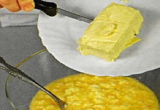 1. Этап. Сочни с яблоками: 1. Три яйца взбиваем с творогом. Добавим маргарин, чуть растопив его на водяной бане, половину сахара и муку. Замешаем до однородности.