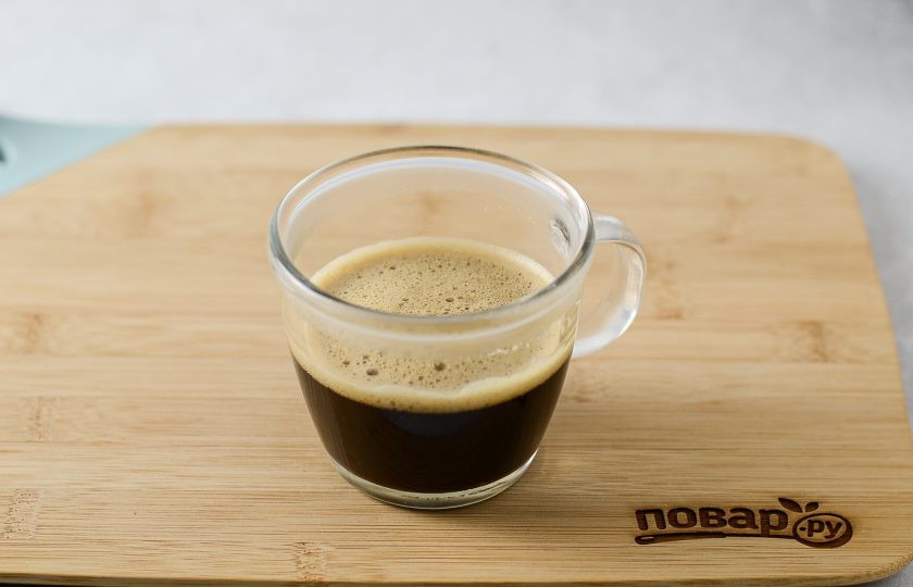 1. Этап. Капучино: Сварите эспрессо любым удобным для вас способом.