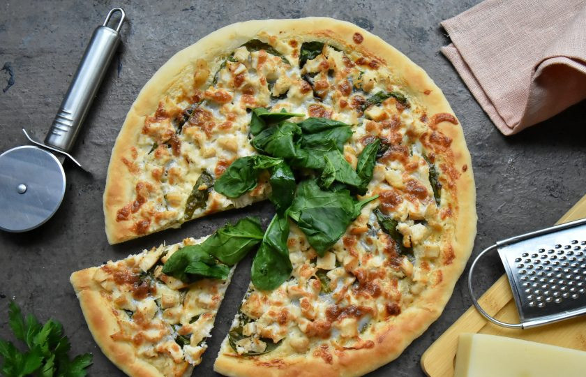 1. Этап. Пицца Альфредо: Выпекайте пиццу в духовке, разогретой до 230 градусов 12 минут. Затем достаньте ее из духовки. На горячую пиццу выложите горсть свежего шпината.