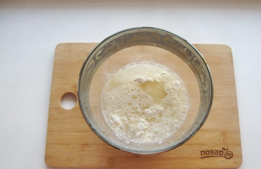 1. Этап. Блины без яиц на кипятке: Влейте 200 мл. воды комнатной температуры.