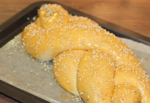 1. Этап. Сдобный пасхальный хлеб с тремя начинками: 18. После расстойки смазываю заготовку взбитым желтком (с 1 ст. л. молока), посыпаю обжаренным на сухой сковороде кунжутом и выпекаю в разогретой до 180 С духовке минут 25-30 или до румяной корочки.