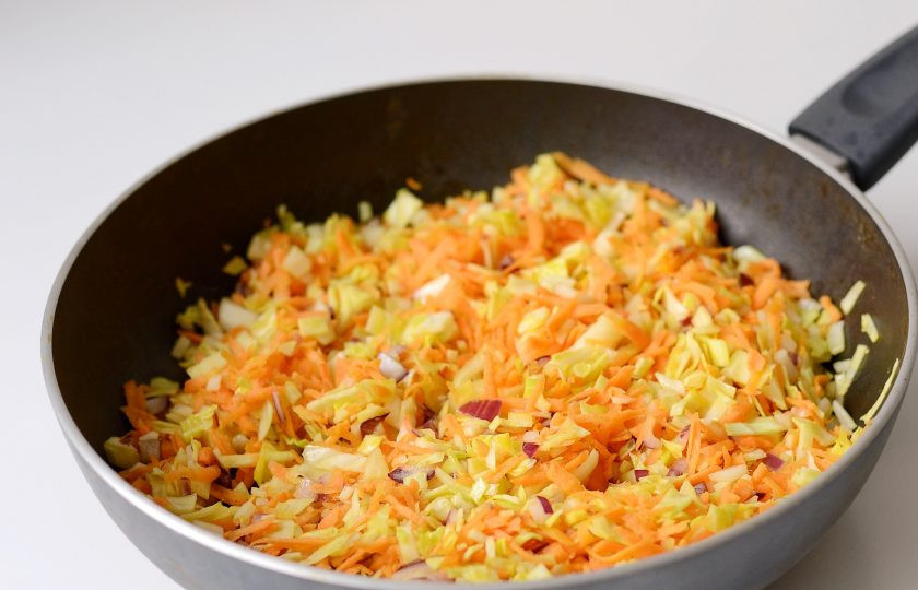 1. Этап. Пельмени Момо: Для начинки мелко порубите овощи. Добавьте специи. Обжарьте их в сковороде до мягкости на кокосовом масле.