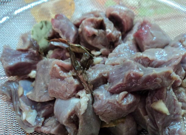 1. Этап. Свинина, тушенная в пиве: Пиво слейте, но не выливайте, оно пригодится! Лавровые листы в мясе оставьте.