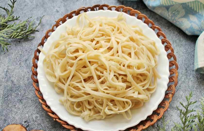 1. Этап. Лингвини с курицей: Лингвини отварите в соленой, кипящей воде на среднем огне почти до готовности. Откиньте макароны на сито и дайте воде полностью стечь.