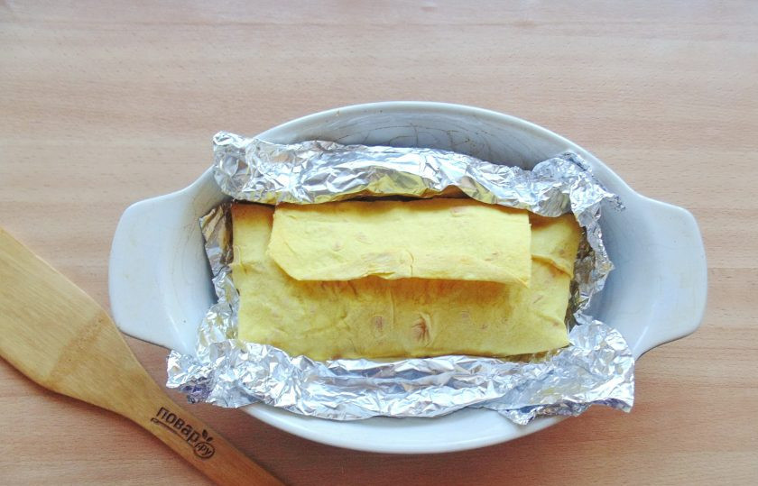 1. Этап. Судак запеченный в лаваше: Запекайте рыбу в духовке, разогретой до 180-185 градусов 40 минут. После достаньте из духовки и разверните фольгу.