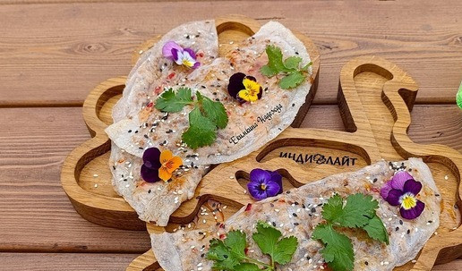 1. Этап. Чебуреки из индейки в рисовой бумаге: Чебуреки готовы! Вкусные, а рисовая бумага приятно хрустит! Подавать полив соусом, украсив листиками кинзы. Можно добавить к блюду съедобные цветы - будет красиво и еще вкуснее!!!