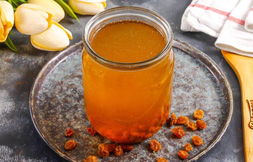 1. Этап. Настойка из изюма на самогоне: Спустя 10 дней настойка приобретет легкий карамельный цвет. Попробуйте ее на вкус. По желанию — процедите или оставьте еще на 10 дней.