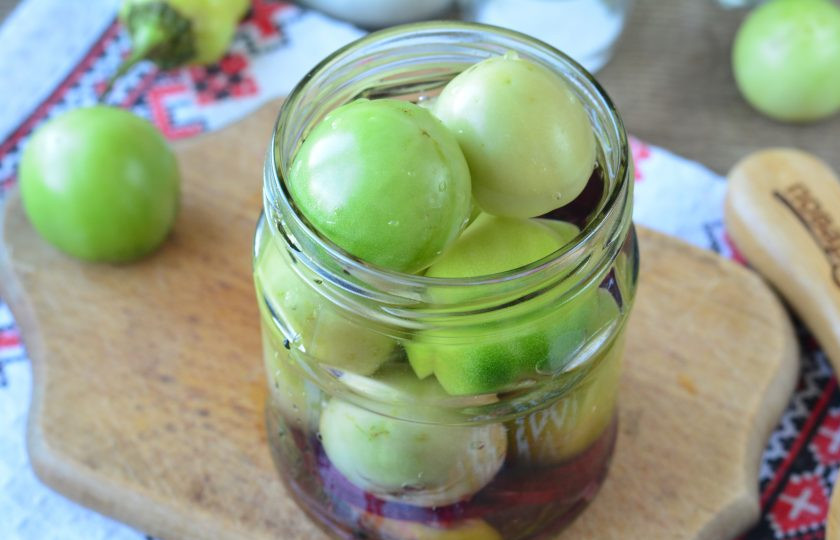 1. Этап. Зеленые помидоры со свеклой на зиму: Залейте помидоры горячим маринадом.