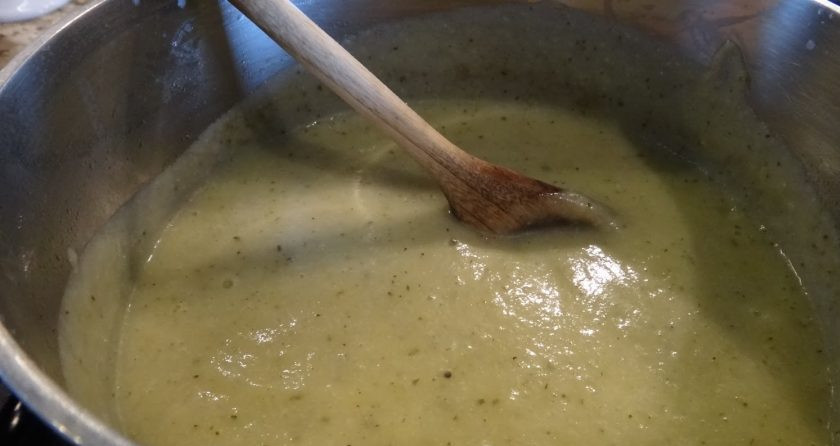 1. Этап. Суп с кабачками: 4. Перебейте содержимое кастрюли в пюре (погружным блендером или перелейте в чашу блендера). Если суп очень густой, разбавьте его водой, по вкусу добавьте соль и специи, прогрейте 1-2 минуты.