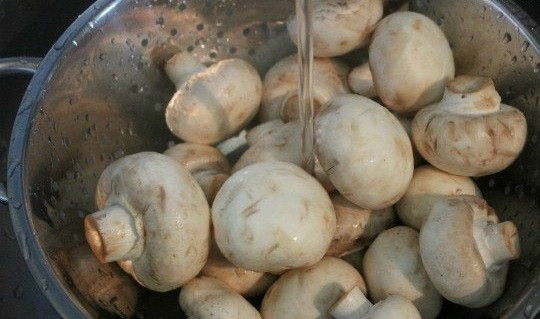 1. Этап. Куриная грудка с шампиньонами в сливках: 4. В это время занимаюсь грибами. Шампиньоны очищаю от кожуры и промываю под проточной водой.