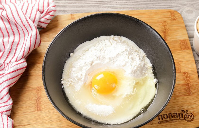 1. Этап. Цветаевский пирог с грушами: Приготовим заливку. В миску выложите сметану, сахар, яйцо и муку.