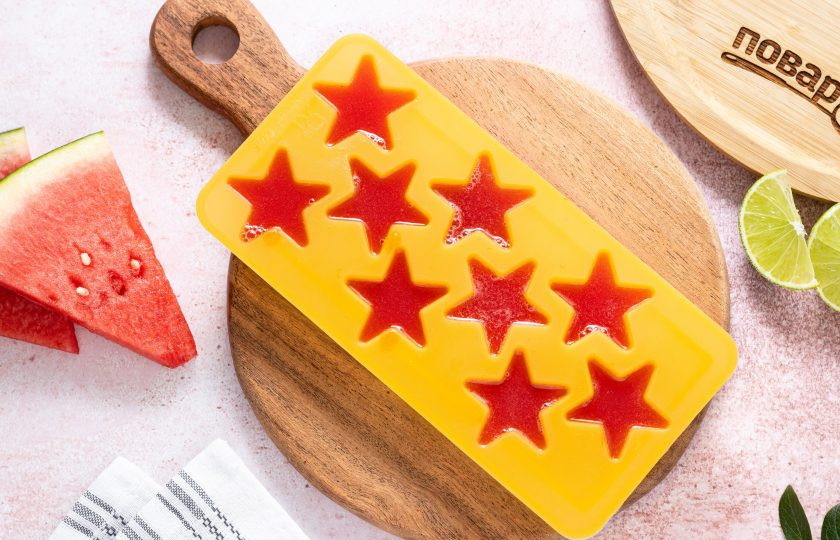 1. Этап. Арбузный мармелад: Затем объедините обе части сока и разлейте по формочкам. Остудите, уберите в холодильник на 1-2 часа.