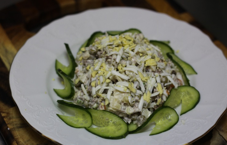 1. Этап. Салат с языком и ветчиной: Нарезаем огурцы колечками. Оставляем в сторонке. Нарезаем полосками ветчину. Все ингредиенты перемешиваем в одной миске, не забываем добавить нарезанный говяжий язык. Осталось заправить салат майонезом и украсить колечками огурцов.