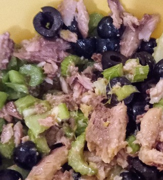 1. Этап. Салат из сардин и сельдерея: Добавить сначала сельдерей, затем сардины и маслины.