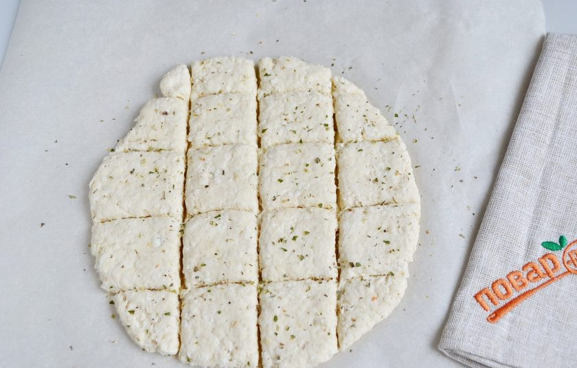 1. Этап. Диетические йогуртовые булочки: 6. Сформируйте булочки, быстрее всего получаются квадратные, для этого просто перенесите тесто на силиконовый коврик или пергамент с силиконом. Скалкой легко раскатайте (не тонко!) тесто. Порежьте на квадраты. Присыпьте крупной солью или прованскими травами.