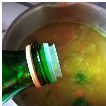 1. Этап. Капустный суп с рисовой полентой: За минуту, как снять суп с плиты, наливаем в него 1 ст л оливкового масла холодного отжима экстра вирджин. Снимаем с огня. Даём супу немного постоять.