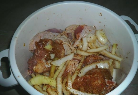 1. Этап. Курица с макаронами: 4. Руками перемешиваю содержимое миски, отправляю курицу в холодильник на 8 часов (на ночь).