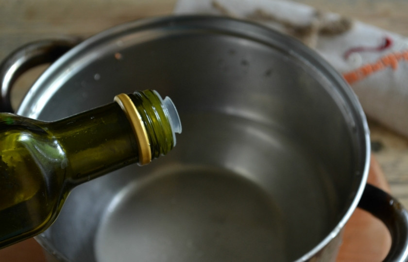 1. Этап. Маринованная сладкая капуста: Последним добавьте оливковое масло, поставьте полученную жидкость на огонь. Доведите до кипения. Советую использовать именно оливковое масло, оно имеет менее выраженный запах, да и пользы в нем больше, чем в подсолнечном.