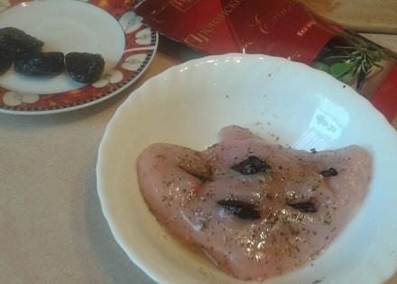 1. Этап. Куриное филе с яблоками и черносливом: Затем смешаем ложку оливкового масла, соль, перец и травы, в этой смеси замаринуем филе минут на 30 минимум.