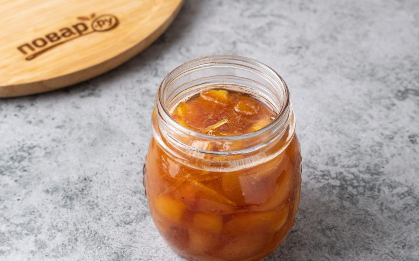 1. Этап. Варенье из инжирных персиков: Переложите горячее варенье в чистую стерилизованную банку.