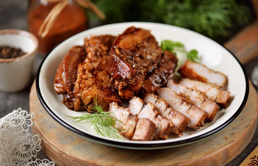 1. Этап. Сало в соевом соусе: Готовое остывшее сало нарежьте на кусочки и подавайте в качестве закуски. Приятного аппетита!