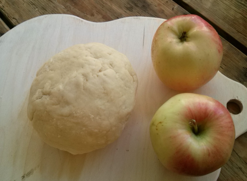 1. Этап. Яблочный пирог со сметанной заливкой (очень вкусный): Муку и разрыхлитель просейте, добавьте сметану, размягченное масло, замесите тесто. Скатайте его в шар и заверните в пищевую пленку, поставьте в холодильник.