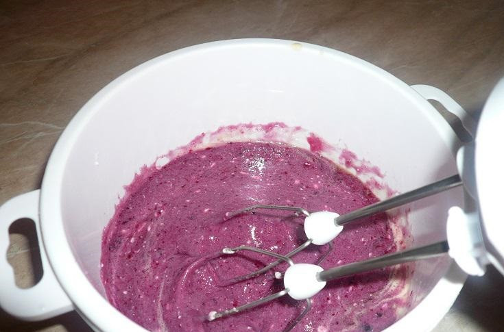 1. Этап. Шарлотка с вареньем в мультиварке: К полученной массе добавьте варенье и творог. Перемешайте.