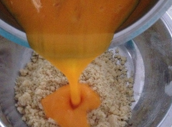 1. Этап. Бисквитный рулет с брусничным суфле: 2. Прогретое масло с мукой переместите в большую миску, добавьте яичную смесь.