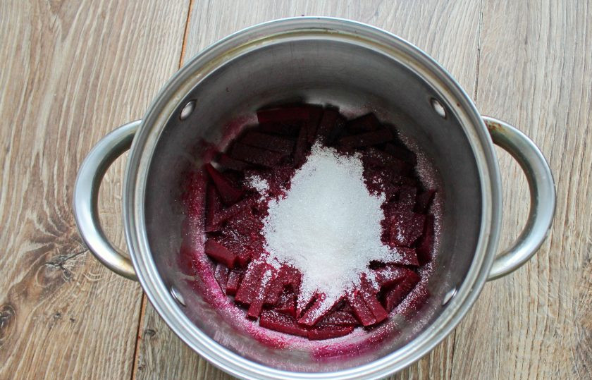 1. Этап. Свекольное желе: Всыпьте в кастрюлю со свеклой сахар, влейте оставшуюся воду и доведите до кипения. Варите в течение 5 минут, сахар должен раствориться.