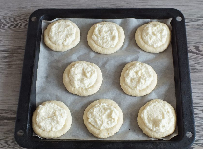 1. Этап. Пресные ватрушки с творогом: В углубления разложите подготовленную творожную начинку. Поставьте выпекаться в разогретую до 180 градусов духовку на 20-25 минут. Учитывайте особенности своей духовки.